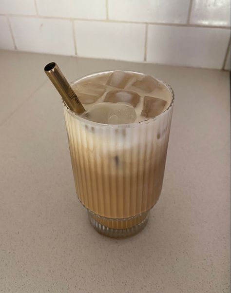 homemade iced vanilla latte aesthetic drink Vanilla Latte Aesthetic, Ice Latte Aesthetic, Iced Vanilla Latte, Latte Aesthetic, Ice Latte, Aesthetic Drink, Local Bakery, Street Coffee, Vanilla Girl