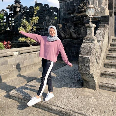 Sweater Outfits Hijab Casual, Style Olahraga Hijab, Outfit Jogging Hijab, Sweater Outfits Hijab, Ootd Sweater, Outfit Hijab Casual, Hijab Simple, Muslim Style, Racun Shopee