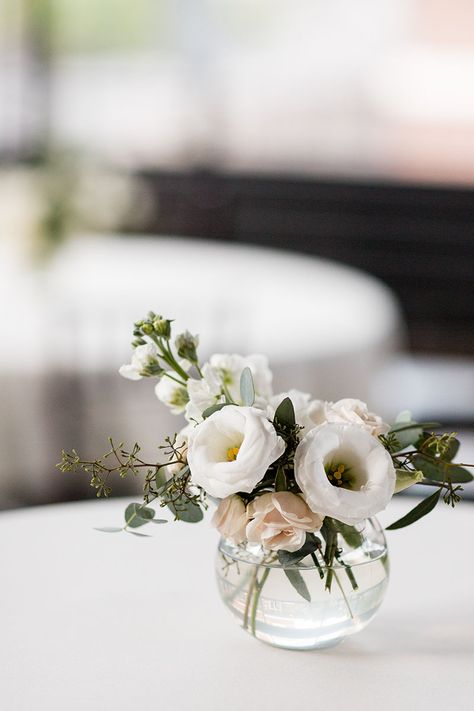 Flower Centrepiece Small, Small Round Floral Centerpieces, Small Wedding Centerpiece Ideas, One Vase Wedding Centerpiece, Small White Centerpieces Simple, Small Low Floral Centerpieces, Small Round Flower Arrangements, Wedding Reception Flowers Simple, Small Round Vase Centerpiece