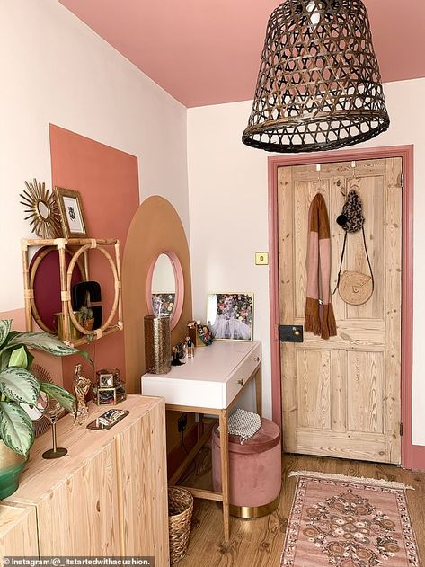 Colourful Dressing Room, Small Beauty Room, Make Up Room Ideas Decor, Small Beauty Room Ideas, Beauty Room Ideas, Small Dressing Room Ideas, Home Beauty Room, Boho Hallway, Beauty Rooms