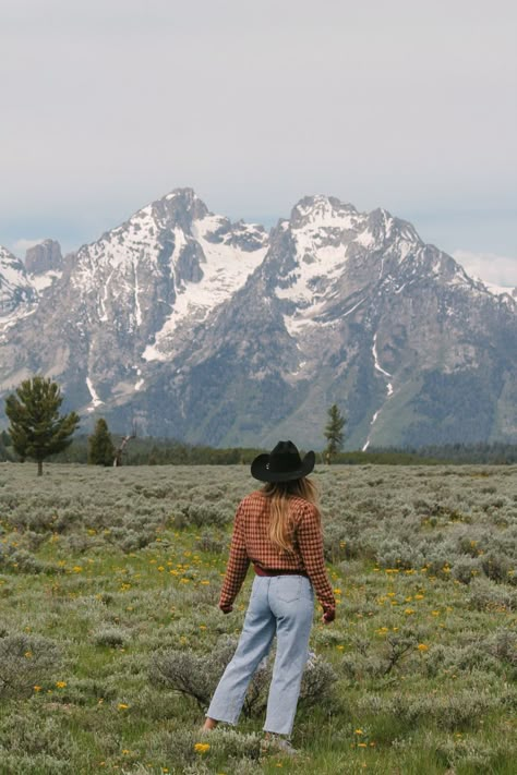 Western Mountain Cowgirl, Western Mountain Cowgirl Outfits, Yellowstone Instagram Pictures, Wyoming Picture Ideas, Montana Cowgirl Aesthetic, Western Core Aesthetic, Winter Western Aesthetic, Montana Cowboy Aesthetic, Winter Country Aesthetic