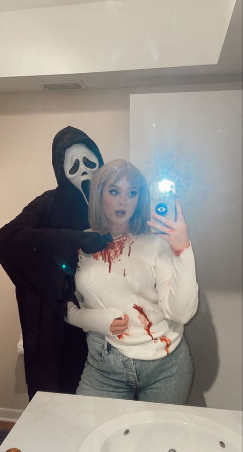 scream halloween costume couple ideas casey becker Casey Becker And Ghostface Costume, Slasher Couple Costume, Casey Becker Makeup, Scream And Casey Costume, Ghostface And Casey Costume, Scream Halloween Costume Couple, Scream Couples Costume, 2022 Halloween Costume Couple, Casey Becker Costume