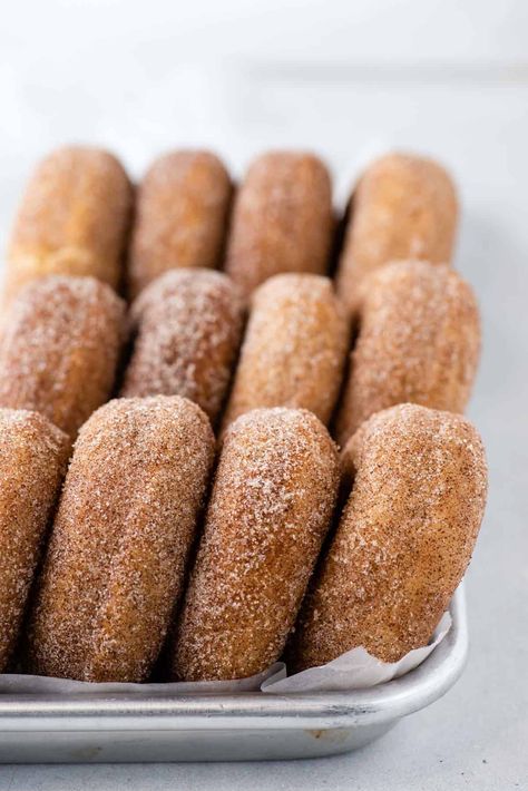 Baked Cinnamon Sugar Donut Recipes, Powdered Donuts Recipe, Cinnamon Sugar Donut Recipe, Donut Photography, Cinnamon Treats, Sugar Donuts Recipe, Homemade Baked Donuts, Bday Treats, Baked Donut Recipe