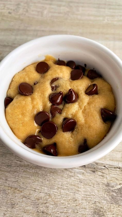 fitwafflekitchen on Instagram: MICROWAVE MUG COOKIE 😍 If you’re ever looking for a super fast, super delicious, warm, gooey cookie that takes less than 5 minutes to… Cookies In Microwave, Microwave Mug Cookie, Fitwaffle Kitchen, Microwave Cookie, Microwave Chocolate Chip Cookie, Cookie Mug, Mug Cookie, Chocolate Chip Mug Cake, Microwave Mug