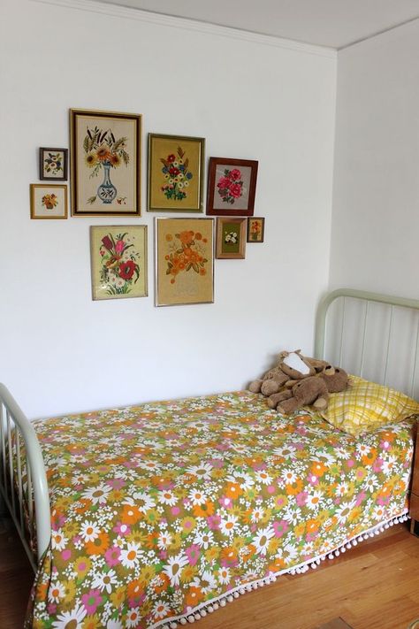 Getting art up on the walls in a new place - or even a freshly painted room - can feel like a daunting task but there is an easy way to get it right the first time. I recently took the plunge in our new home and wanted to share two techniques I always use when hanging anything. Retro Bedrooms, Dekorasi Kamar Tidur, Diy Bedroom, Bilik Tidur, Room Deco, Vintage Bedroom, Design Del Prodotto, Cool Ideas, Retro Home Decor