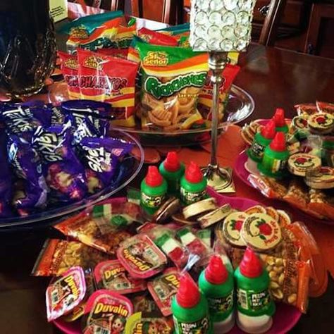 Snack table Mexican Candy Bar, Den Mrtvých, Mexican Baby Shower, Deco Buffet, Mexican Birthday Parties, Mexican Party Decorations, Mexican Snacks, Mexican Fiesta Party, Fiesta Birthday Party