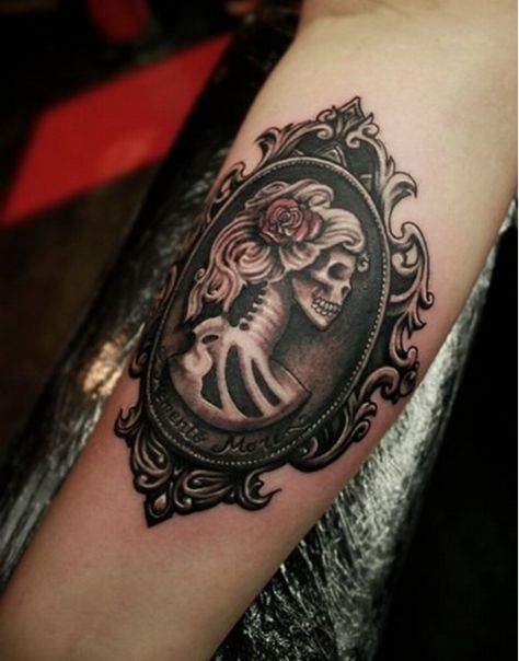 I want a framed tattoo! Cameo Tattoo, Victorian Tattoo, Memento Mori Tattoo, Frame Tattoo, Mirror Tattoos, Framed Tattoo, Skeleton Tattoos, Gothic Tattoo, Tattoos Skull