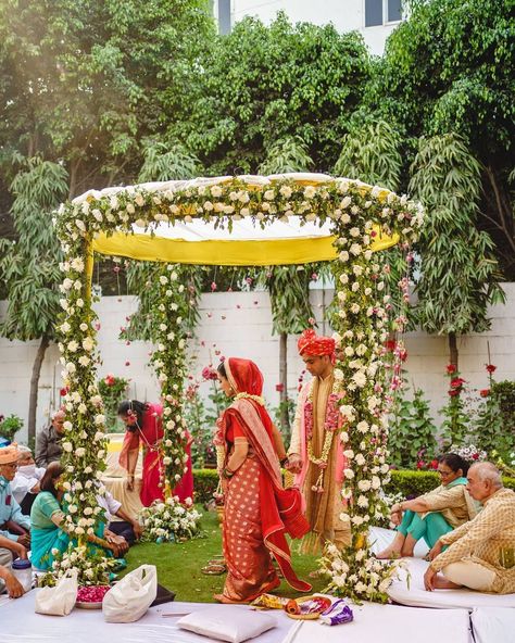 Hindu Backyard Wedding, Backyard Hindu Wedding, Cute Backyard Wedding, House Wedding Ideas Small Indoor, Backyard Indian Wedding, Cute Backyard, Garden Concept, Mandap Design, Hindu Wedding Ceremony