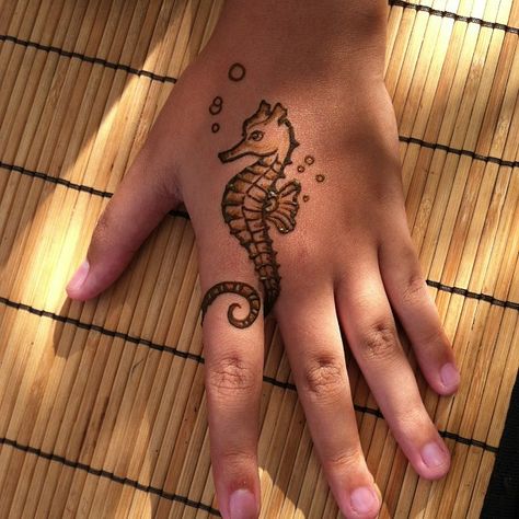 Seahorse henna Animal Henna Designs, Henna Animals, Easy Henna Designs, Cute Henna Designs, Cute Henna Tattoos, Henna Style Tattoos, Small Henna, Henna Inspired Tattoos, Cute Henna