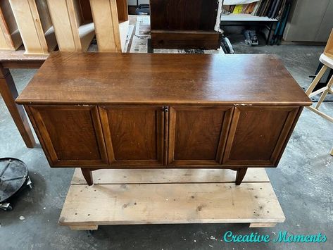 DO you have a cedar chest? What do you use it for? I purchased this cedar chest by Lane (made in Canada by Knetchel Furniture) on a local buy and sell group. I love the simple clean lines and walnut exterior. Lane Cedar Chest Makeover, Cedar Chest Makeover, Vintage Cedar Chest, Lane Cedar Chest, Chest Makeover, Diy Furniture Decor, Cedar Chest, Second Hand Shop, Charity Shop