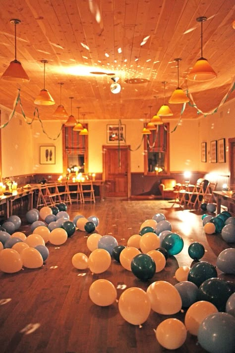 balloons on the floor and twisted garlands (Max Wanger blog) Helium Alternative, 21 Balloons, Holy Communion Party, Dance Party Birthday, 50th Birthday Party Decorations, Graduation Party Planning, Bubble Party, Xmas Dinner, Up Balloons