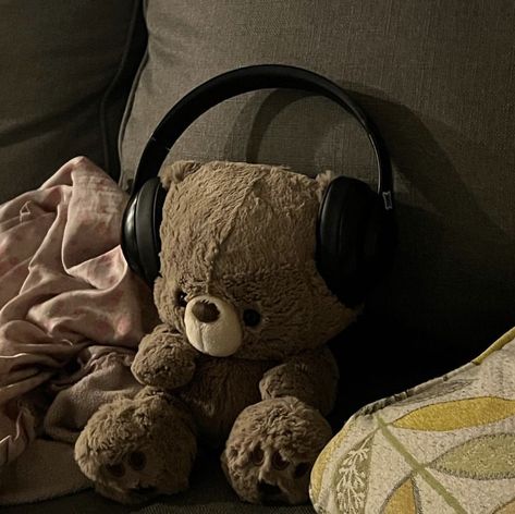 Teddy Profile Pic, Stuffed Animal Icon Aesthetic, Teddy With Headphones, Teddy Bear Asthetic Picture, Stuffed Animal With Headphones, Teddy Bear With Headphones, Teddy Bear Profile Picture, Teddy Bear Aesthetic Pfp, Stuffed Bear Aesthetic