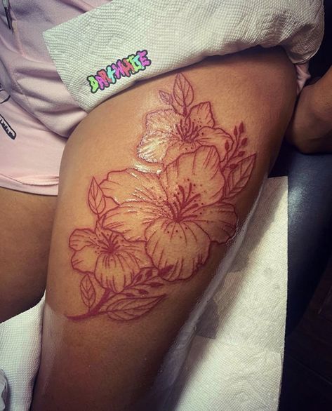 Hibiscus Tattoo Black Women, Red Thigh Tattoos Women, Thigh Tattoos Color, Thigh Tattoos Women Color, Sholdertatoos Women, Pretty Leg Tattoos, Red Ink Tattoos On Black People, Thigh Tattoos Women Black, Exotic Flower Tattoos