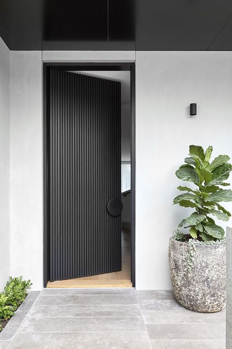 Modern Entrance Door, Eksterior Modern, Modern Entrance, Entrance Door Design, Door Inspiration, Door Design Modern, Black Door, Door Design Interior, Main Door Design