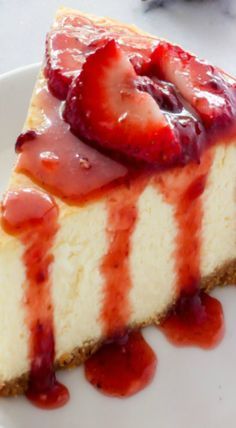 The Best New York Style  Cheesecake. Also includes a recipe for strawberry sauce. تشيز كيك بالفراولة, Strawberry Cheesecake Recipe, Cheesecake Oreo, Keto Appetizers, New York Style Cheesecake, Strawberry Sauce, New York Cheesecake, Keto Cheesecake, Strawberry Cheesecake