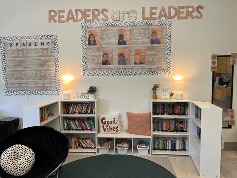 Cozy Library Classroom, Kindergarten Classroom Book Corner, Boho Book Corner Classroom, Reading Lab Classroom Decor, Classroom Reading Decor, Reading Space In Classroom, Classroom Library Small Space, Reading Library Classroom Ideas, Elementary Class Library Ideas