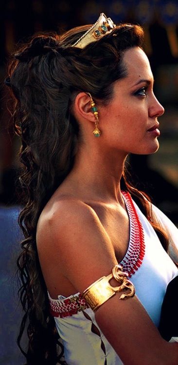 Angelina Jolie | Alexander Greek Goddess Hairstyles, Angelina Jolie Hair, Greek Hair, Toga Party, Goddess Costume, Goddess Hairstyles, Greek Goddess, Angelina Jolie, Prom Hair