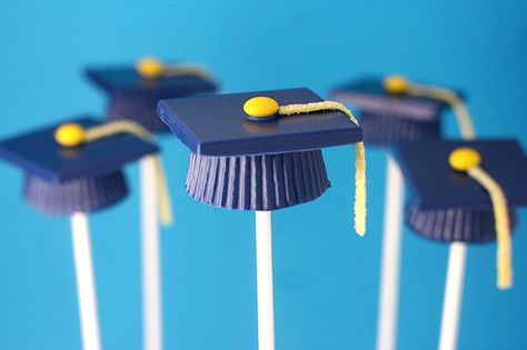 Graduation Cake Pops by Bakerella, via Flickr. kindergarten graduation Graduation Cake Pops, Graduation Treats, Graduation Desserts, Graduation Candy, Candy Cup, Graduation Party Planning, Graduation Cupcakes, Graduation Cake, Milk Shakes