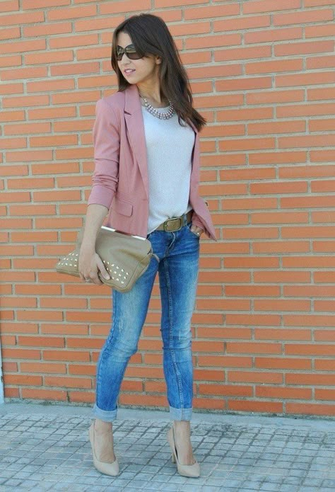 Chaqueta de color rosa, vaqueros estrechos y cortos, bolso de piel y collar. White Tees Outfit, How To Wear Blazers, Outfit Blazer, Blazer Outfits For Women, Mode Casual, Cooler Look, Outfit Jeans, Pink Blazer, Pinterest Outfits