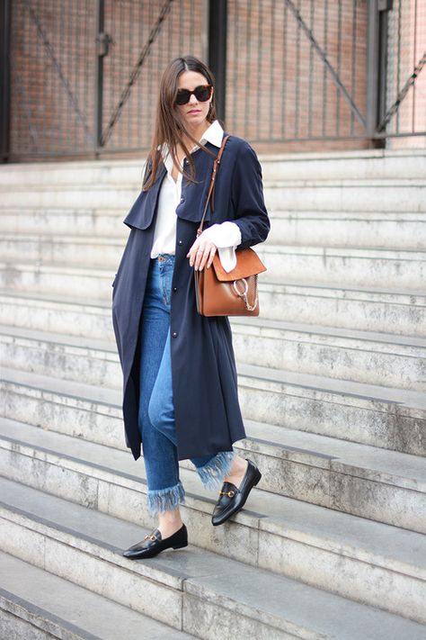 Navy Trench Coat Outfit, Trench Coat Outfit Spring, Trench Outfit, Navy Trench Coat, Look Jean, Trench Coat Outfit, Blue Trench Coat, Classic Coat, Coat Outfit