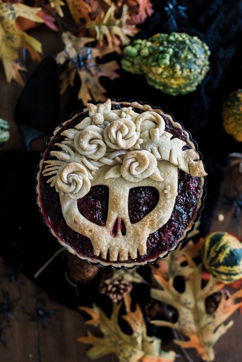 blackberry skull pie with fresh blackberries and an easy to make skull art pie topper. Tips and tricks for beautifully decorated pies! Plat Halloween, Fall Sweets, Recetas Halloween, Pies Art, Spooky Food, Halloween Party Dinner, Halloween Baking, Zucca Halloween, Halloween Dinner