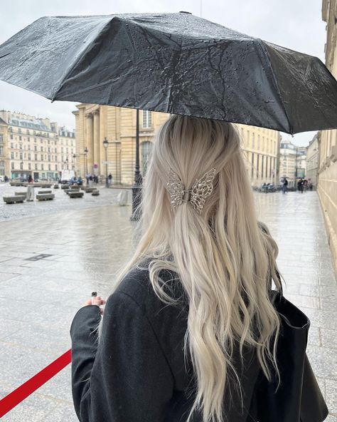 Platinum Blonde Aesthetic Faceless, Pale Blonde Hair Aesthetic, Snow Blonde Hair, White Hair Girl Aesthetic, Pearl Blonde Hair, Pale Blonde Hair, Short Curly Hairstyles For Women, Blonde Aesthetic, Silver Blonde Hair