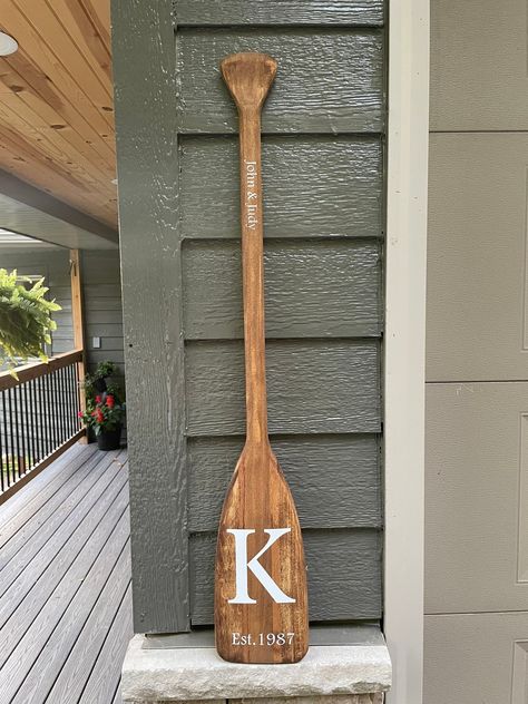 Wooden Paddle Ideas, Paddle Decor Ideas, Oars On Wall Decor Ideas, Oars On Wall Decor, Diy Paddle, Boat Oars Decor, Canoe Paddle Art, Canoe Paddle Decor, Painted Oars