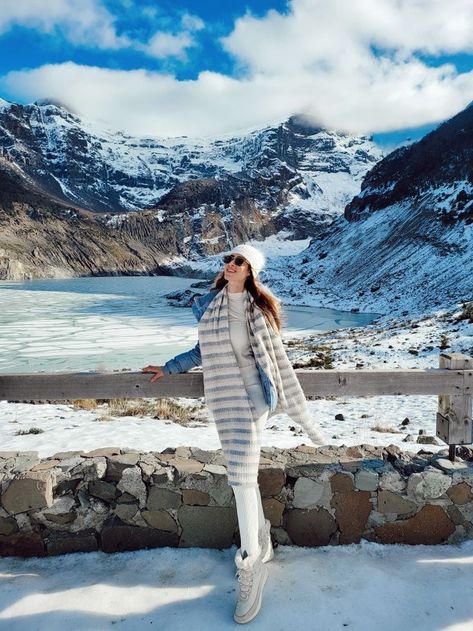 Kashmir Snow Photography, Srinagar Outfit Ideas, Kashmir Outfit Ideas In May, Shimla Outfits, Darjeeling Outfit Ideas, Manali Outfits Women, Kashmir Travel Outfit, Kashmir Photoshoot, Kashmir Outfit Ideas