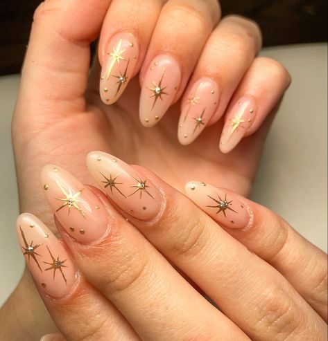 Simple Star Design Nails, Cosmo Nails Design, Golden Star Nails, Four Point Star Nails, Pink Nails Gold Stars, Natural Nail Designs Stars, Pink Nails With Gold Stars, North Star Nail Design, Neutral Celestial Nails