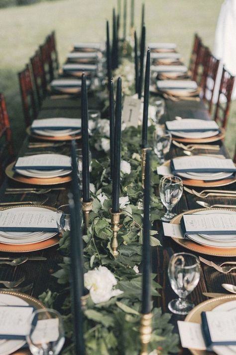 Winter Wedding Table, Candles Wedding, Tafel Decor, Dark Wedding, Moody Wedding, Table Runners Wedding, Wedding Winter, Long Table, Black Candles