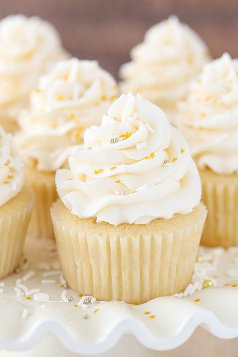 These Moist Vanilla Cupcakes are super easy to make and so moist – for days! They are my new favorite vanilla cupcake! I mentioned a couple weeks ago that I’d be bringing you some new basic favorites and I started with a chocolate cake. Today, we are talking about these moist vanilla cupcakes and I’m … Easy Vanilla Cupcakes, Moist Vanilla Cupcakes, Patisserie Fine, Vanilla Cupcake Recipe, Cake Mini, White Frosting, Cupcake Recipe, Cupcake Cake, Vanilla Cupcakes