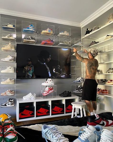 Gon Olivier on Instagram: "Room corners.. Happy weekend fam 🤍" Room Design For Men, Mens Room Decor, Sneakerhead Room, Sneaker Closet, Mens Bedroom Decor, Hypebeast Room, Teenage Boy Room, Shoe Room, Luxury Room Bedroom