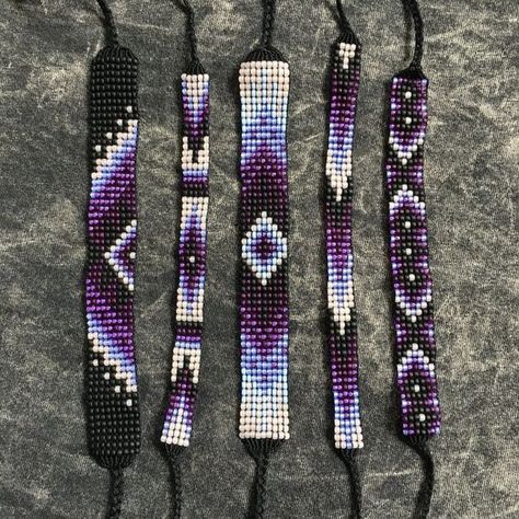 Bead Friendship Bracelet, Purple Periwinkle, Bead Loom Designs, Friendship Bracelets With Beads, Loom Bracelet Patterns, Diy Bracelets Patterns, Bead Loom Bracelets, Bead Loom Patterns, Beaded Bracelet Patterns