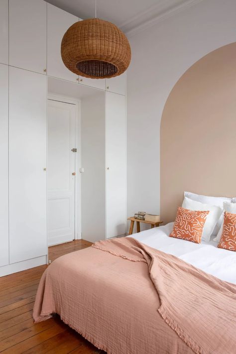 Elen et Raphaël quittent Paris pour cette maison de la région bordelaise - Côté Maison Inspiration Dressing, Patchwork Decor, Pantone 2024, Rose Bedroom, Bedroom Built In Wardrobe, Deco Bedroom, Sleeping Room, Peach Fuzz, Interior Deco