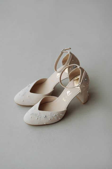 Wedding shoes 'Babsi' are handcrafted in soft ivory suede and have elegant handmade embroidery in traditional Bavarian motifs. This collection was developed in collaboration Utzi by Jade. This shoe collection was made to suit traditional German and Austrian women's clothing, completing the rustic and folk look. The high quality of materials and bead embroidery with golden thread signifies the riches of the bride wearing it.  The comfortable and modern model 'Babsi' is decorated with elegant edel Brides Wedding Shoes, Bridal Shoes Closed Toe, Closed Toe Bridal Shoes, Block Heel Wedding Shoes Brides, Low Wedding Heels, Traditional Heels, Edelweiss Embroidery, Classic Wedding Shoes, Low Heel Wedding Shoes