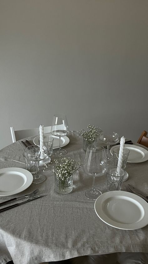 Minimalist New Year Table Set Up, Minimal Dinner Table Decor, Minimalist Table Setting Home, Round Table Dinner Setting, Dinner Party Round Table Settings, Simple Dinner Party Table, Minimalist Dinner Table, Table Setting Minimalist, Dinner Table Aesthetic