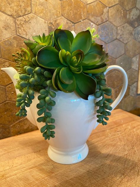 Funky Planters, Plants Stand, Succulent Decor, Succulent Display, Succulent Garden Design, Succulent Centerpieces, Succulent Garden Diy, Beautiful Dresser, Succulents Decor