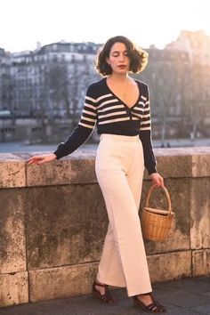 Paris Outfits Winter French Style, Paris Outfits Winter, Parisian Summer Style, Paris Outfit Ideas, Parisian Outfits, Navy Striped Shirt, Toile Pattern, Minimal Wardrobe, French Women Style