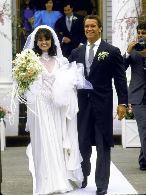 Celebrity Wedding Photos, Maria Shriver, Hollywood Couples, Hollywood Wedding, Famous Couples, Classic Wedding Dress, Arnold Schwarzenegger, Star Wedding, Modest Wedding Dresses