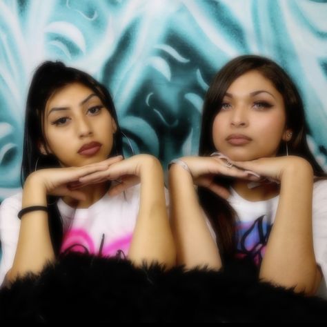 90s Backdrop Photoshoot, Chicano Photoshoot, 2000s Poses, Photoshoot 2000s, 2000s Couple Photoshoot, 2000s Photoshoot Ideas, 2000s Photoshoot Backdrop, Early 2000s Photoshoot Backdrop, Early 2000s Photoshoot