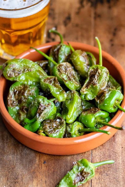 Blistered Padron Peppers are a delicious, 10-minute classic Spanish tapas recipe that's incredibly easy to make! Enjoy these cooked Spanish pimientos de Padrón with a cold glass of beer or as a starter to a hearty meal. Padron Peppers Recipe Spanish Tapas, Spanish Tapas Vegetables, Padron Peppers Recipe, Spanish Starters, Tapas Spanish, Spanish Peppers, Tapas Ideas, Padron Peppers, Veggie Desserts