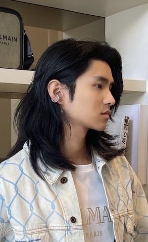 Japanese Side Profile Male, Asian Hair Men Long, Asian Long Hairstyles For Men, Male Side Profile Long Hair, Long Asain Hairstyle Men, Long Layers Mens Hair, Men's Long Wolf Cut, Layered Haircut Men Long, Long Straight Male Hairstyles