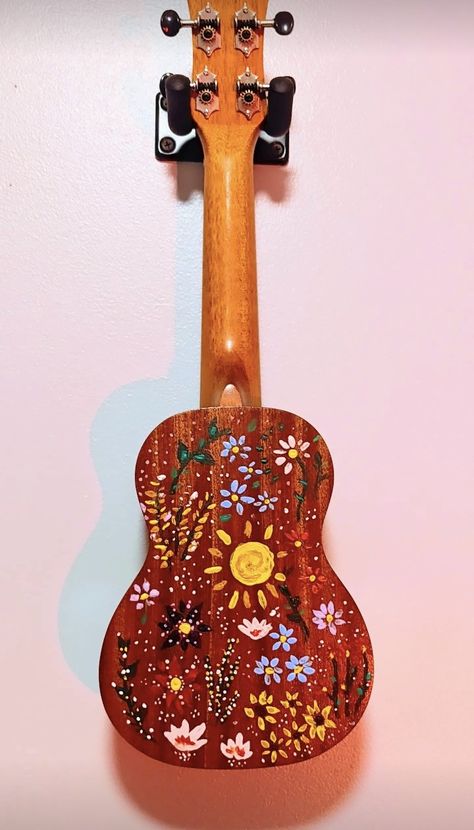 Decorated Guitar Aesthetic, Painted Ukelele Ideas, Paint Ukulele, Customised Guitars, Painted Guitars Ideas, Ukulele Painting Ideas, Guitar Painting Ideas, Ukelele Painted, Ukulele Painting