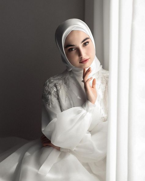 Muslim Bride Photoshoot Poses, Bride Hijab Style, Arab Bride, Muslim Wedding Photos, White Hijab, Bride Hijab, Muslim Wedding Photography, Wedding Highlights Video, Muslimah Wedding Dress