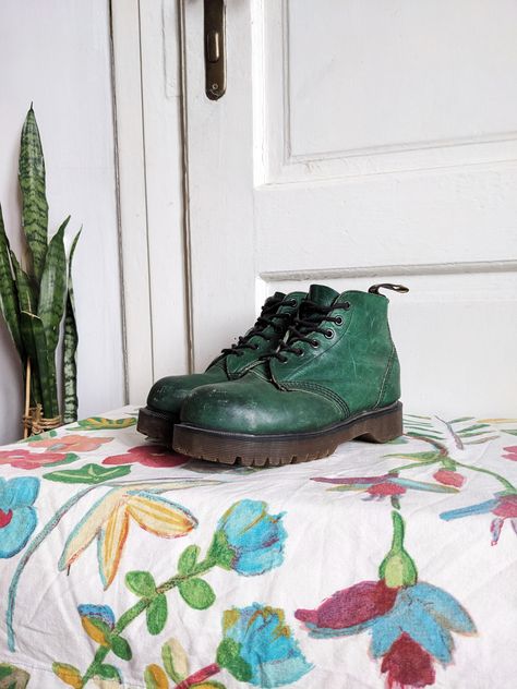 Green Doc Martens, Swag Fits, Vintage Dr Martens, Green Boots, Chunky Boots, Green Shoes, Modern Outfits, Doc Martens, Descendants