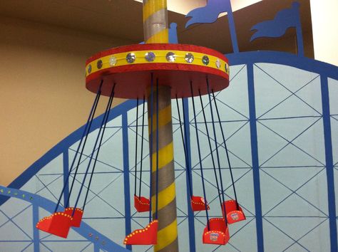 Maquete circo Popsicle Stick Amusement Park, Diy Amusement Park Project, Amusement Park Craft, Roller Coaster Theme, Popsicle Stick Crafts House, Carnival Photography, Circus Crafts, Fair Theme, Thali Decoration