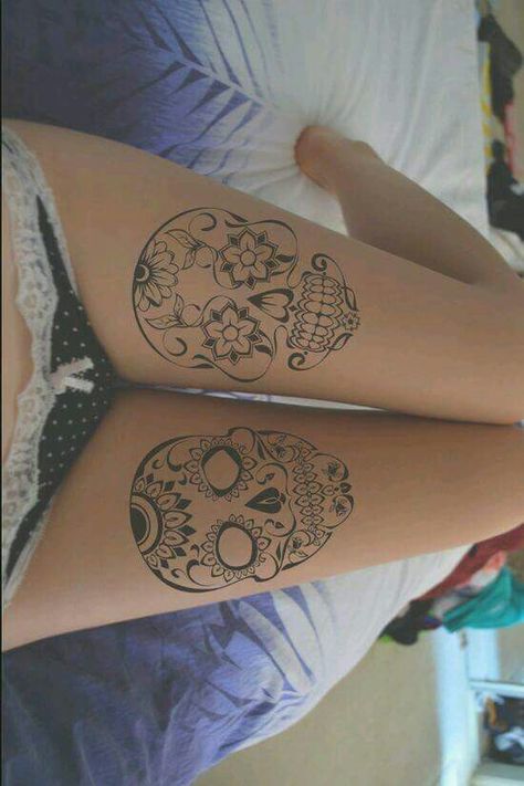 Sugar skulls Skull Thigh Tattoos, Mexican Skull Tattoos, Girl Thigh Tattoos, Mexican Tattoo, Catrina Tattoo, Girls With Tattoos, Muster Tattoos, Sugar Skull Tattoos