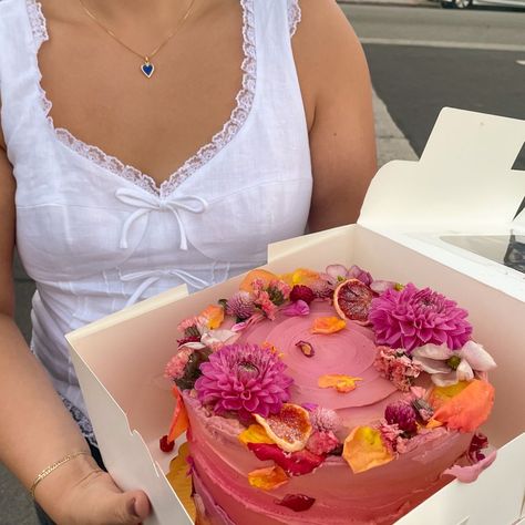 Summer Cake Decorating, Garden Party Cake, Birthday Aesthetic, Fresh Flower Cake, Birthday Dinner Party, Galentines Party, Think Food, Pretty Birthday Cakes, Cute Birthday Cakes