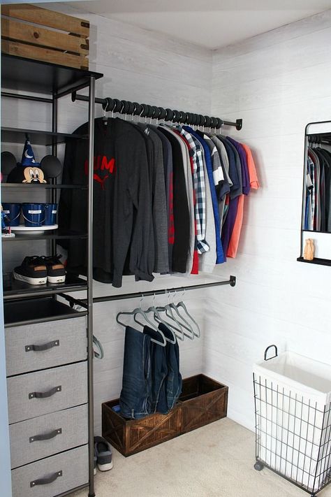 Organizer Tips, Organize Closet Space, Mens Room Decor, Mens Bedroom Decor, Hypebeast Room, Bilik Idaman, Closet Hacks Organizing, Boys Closet, Boy Bedroom Design