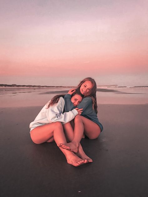 Beach Pictures With Bestie, Beach Friends Photos, Beach Pictures Poses Friends, Beach Best Friends, Beach Poses With Friends, Cute Beach Pictures, Summer Picture Poses, Summer Poses, Friend Pictures Poses